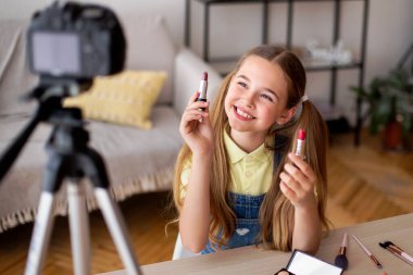 Gülümseyen Kız Makyaj Yapıyor, Güzellik Blog 'unu Kaydediyor