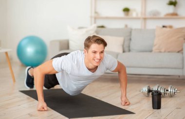Karantina sporu. Yumruklar üzerinde şınav çeken kaslı adam.
