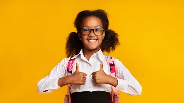 Αξιολάτρευτο Black Schoolgirl Gesturing Thumbs-Up στο κίτρινο φόντο στούντιο, Πανόραμα — Φωτογραφία Αρχείου