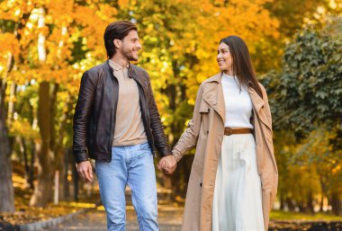 Güzel çiftler sonbahar ormanlarında vakit geçiriyorlar.