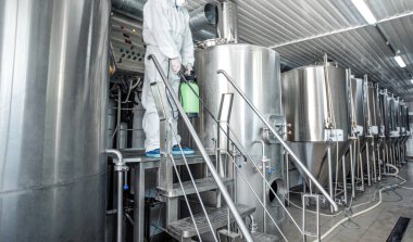 Koronavirüs salgını sırasında bitki karantinası ve dezenfeksiyonu. Koruyucu giysili ve maskeli adam.