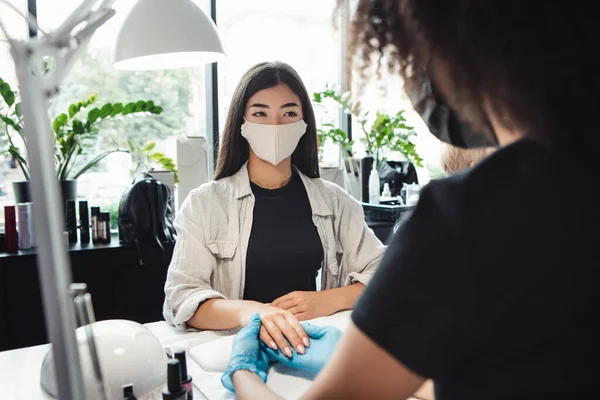 Heropening door pandemie, veiligheidsmaatregelen. aziatische vrouw in beschermende masker kijkt naar master — Stockfoto