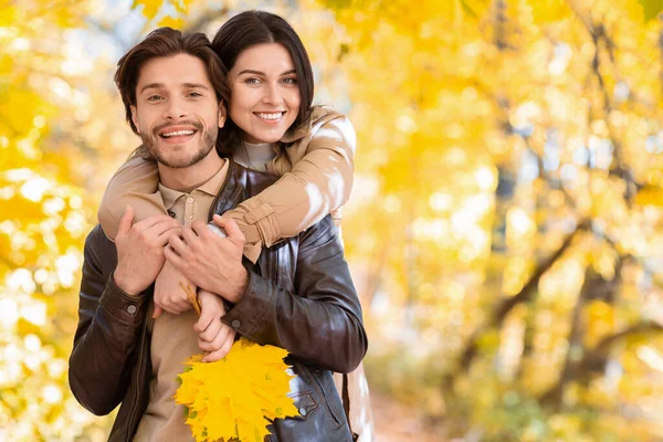 Menina feliz no amor abraçando seu homem por trás — Fotografia de Stock