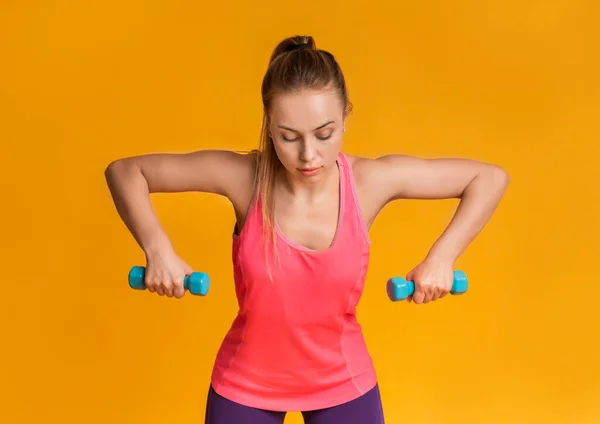 Motivovaný Fitness žena cvičení s činkami na růžové pozadí studia. Cvičení koncepce. Panorama — Stock fotografie