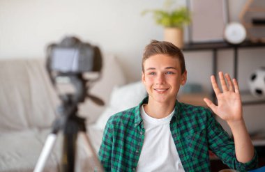 Genç blogcu, şuçlayıcıları için evden video çekiyor
