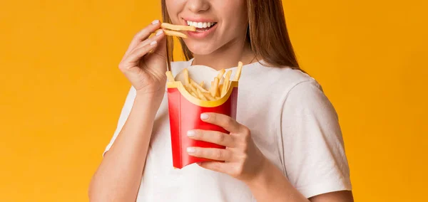 Big French Fries Serving În Mâini De Unrecoizable Tineri Femeie — Fotografie, imagine de stoc