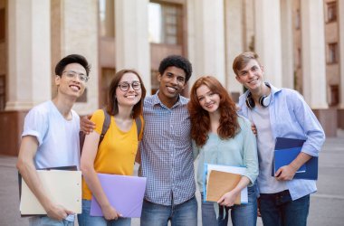 Açık havada Üniversite Binası 'nın yakınında Mutlu Çeşitli Öğrenciler Bir arada Duruyor