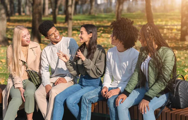 Glada internationella studenter som har paus i parken — Stockfoto