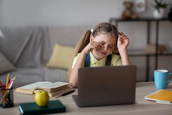 Colegiala cansada frotando sus secos ojos irritados — Foto de Stock