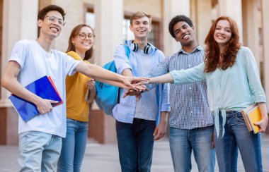 Birleşmiş Uluslararası Öğrenciler Üniversitenin yakınında el ele tutuşuyorlar.