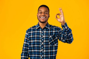 Siyahi Adam İyi Hareket Ediyor Stüdyoda Beklerken Sarı Arkaplan