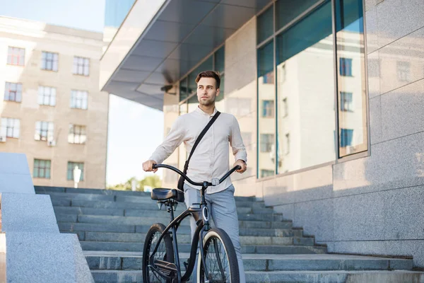 Estilo de vida saudável e ativo. Jovem empresário caminhando com bicicleta — Fotografia de Stock