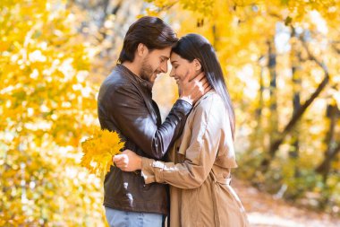 Romantik çift aşktan bahsediyor, parkta flört ediyor.