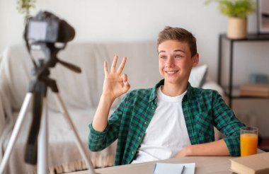 Olumlu genç çocuk evden yayın yapıyor, iyi bir hareket gösteriyor.