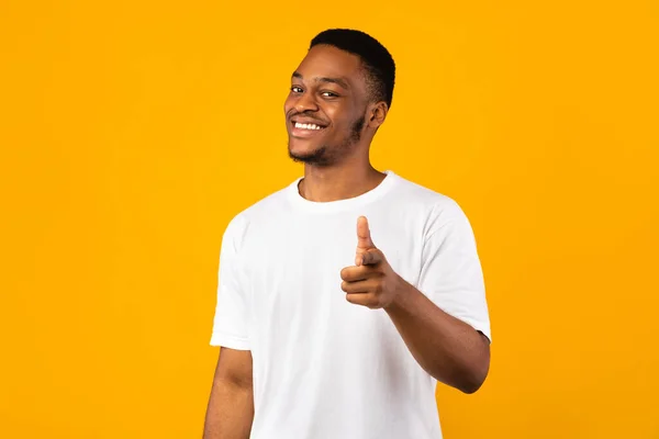 Afrikaanse man wijzende vingers op camera op gele achtergrond, Studio — Stockfoto