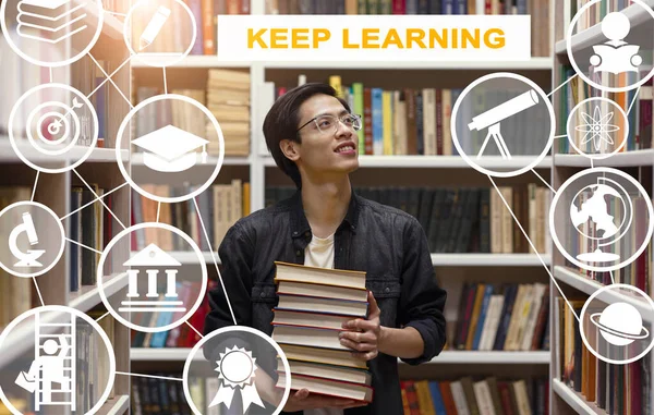 Asiático estudiante chico llevando libros en campus biblioteca interior, collage — Foto de Stock