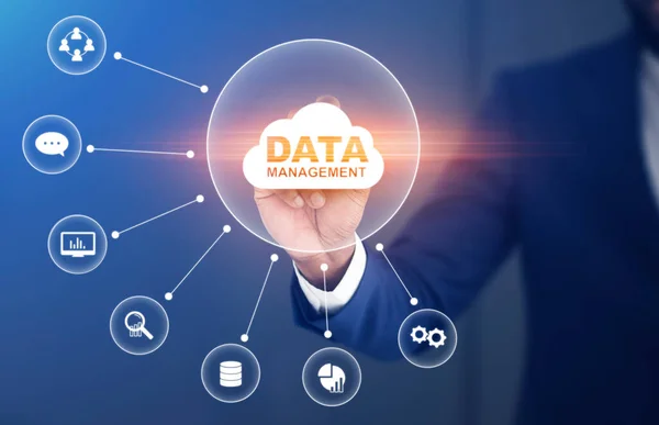 Sistema de Gestão de Dados, DMS. Empresário pressionando nuvem de armazenamento de dados na tela virtual — Fotografia de Stock
