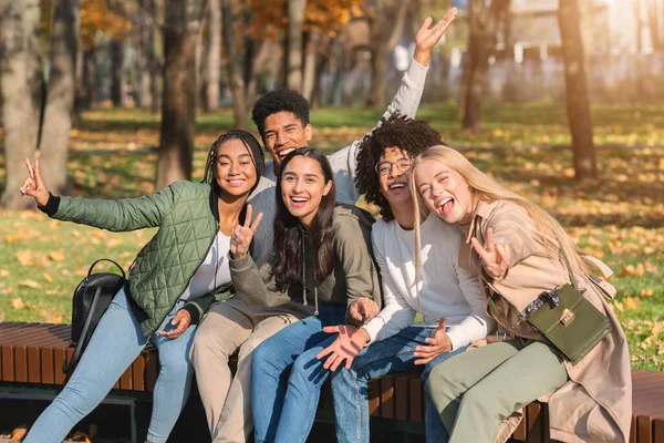 Zorgeloze internationale groep tieners poserend in openbaar park — Stockfoto