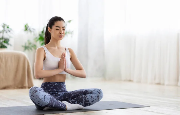 Meditación matutina. Deportiva coreana practicando ejercicios de yoga en casa — Foto de Stock