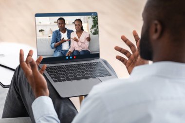 Karantina sırasındaki aile terapisi. Siyah Danışman Eşlere Online Dizüstü Bilgisayarda Danışmanlık