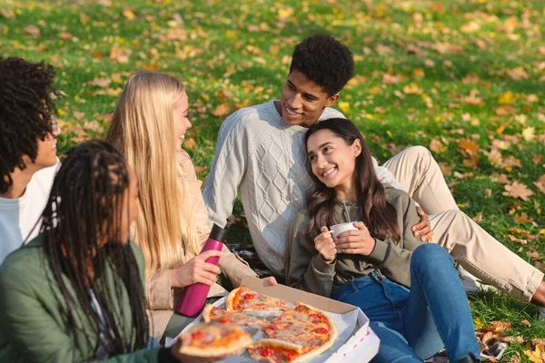 Adolescentes multirraciales compartiendo sueños mientras hacen picnic en el bosque —  Fotos de Stock