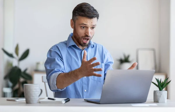 Computerprobleme. Wütender Geschäftsmann brüllt Laptop im Büro an und hat Systemfehler — Stockfoto