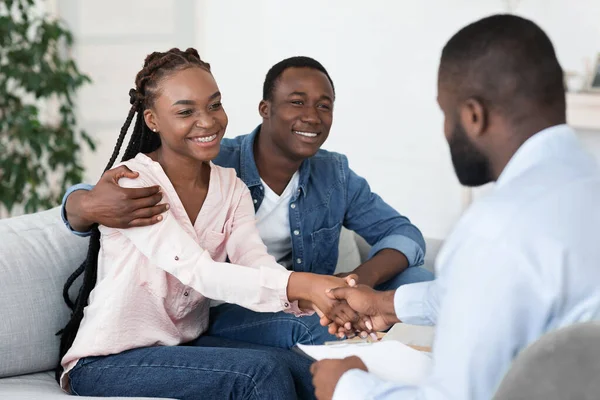 Házassági tanácsadó koncepció. Hálás fekete pár rázza a kezét a terapeutával a kezelés után — Stock Fotó