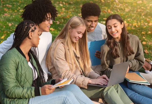 Grupa studentów zagranicznych studiujących w jesiennym parku — Zdjęcie stockowe