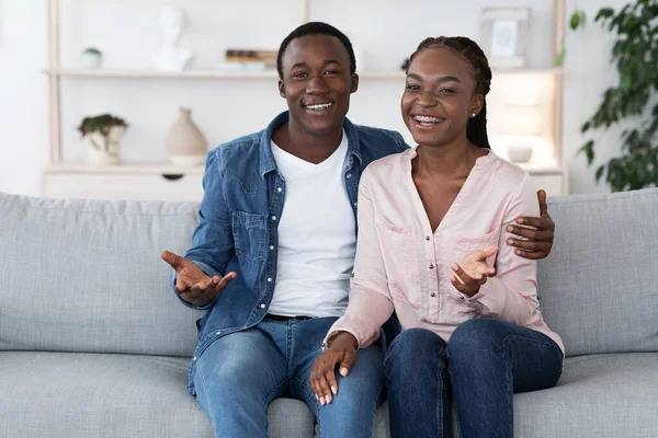 Encontré un compromiso. Pareja negra feliz posando en la oficina de consejeros después de la terapia exitosa — Foto de Stock