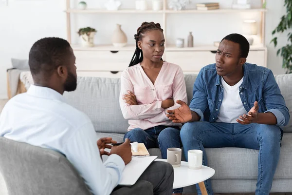 Sesión de terapia matrimonial. Pareja negra hablando con un consejero familiar sobre problemas de relación —  Fotos de Stock