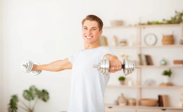 Kroppsvård vid karantän-19. Leende stilig kille gör morgonträning med sportutrustning — Stockfoto