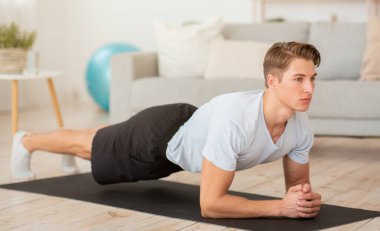 Evde idman yapıyorum. Spor giyim sektöründe spora odaklanmış genç bir adam.