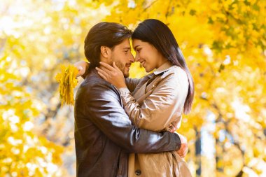 Erkek ve kadın birbirlerine sarılıyorlar, birbirlerine bakıyorlar.