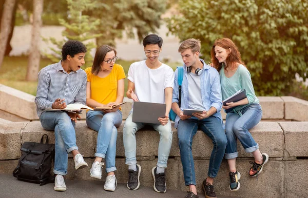 Grupo de Estudantes Aprendendo Juntos Usando Laptop Sentado Ao Ar Livre — Fotografia de Stock
