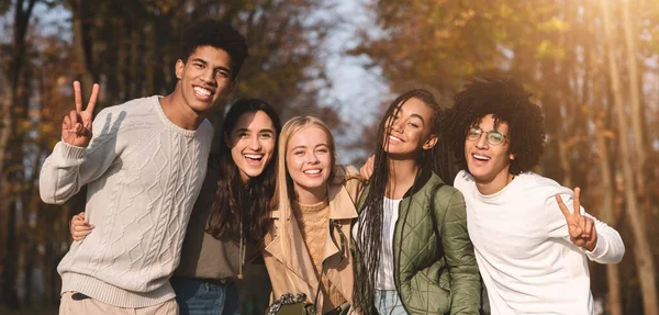 Levendige multi-etnische vrienden die plezier hebben in het park — Stockfoto