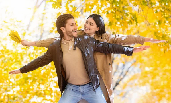 Amantes despreocupados se divertindo na floresta de outono — Fotografia de Stock