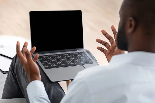 Uomo africano che soffre problema durante l'utilizzo del computer portatile con schermo nero vuoto all'interno — Foto Stock