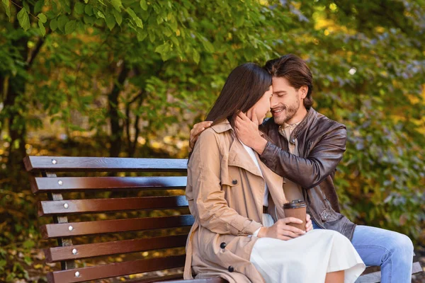 Güzel romantik çift parkta bankta kucaklaşıyorlar. — Stok fotoğraf