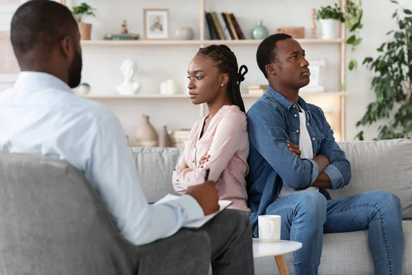 Crisi di relazione. Uomo e donna di colore offesi seduti all'ufficio dei consulenti coniugali — Foto Stock