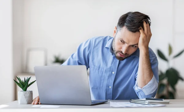 Deadline stress. Depressieve kantoormedewerker lijdt aan problemen op het werk — Stockfoto