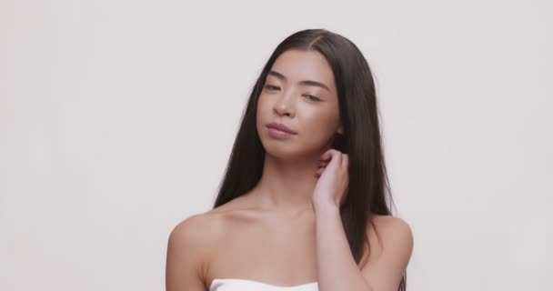 Porträt von jung asiatisch brünette preening sie lange haare — Stockvideo
