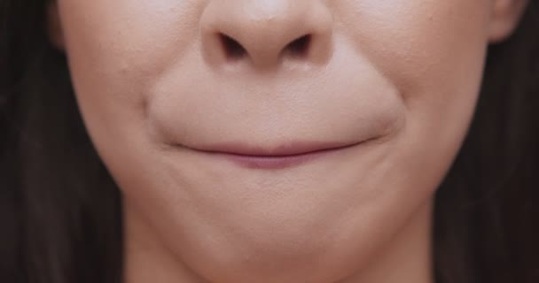 Close up tiro de lábios de mulher jovem — Vídeo de Stock