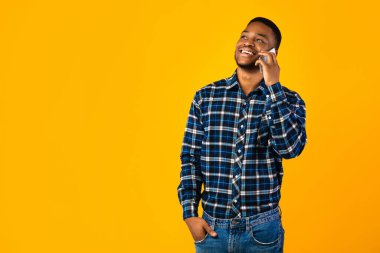 Sarı Arkaplan Üzerinde Cep Telefonu Pozisyonu Konuşan Afrikalı Amerikalı Adam