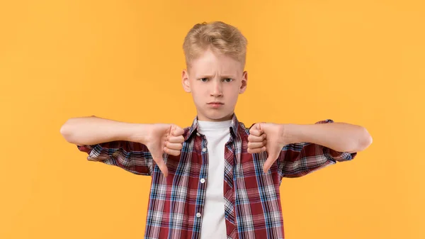 Komoly tinédzser fiú mutatja hüvelykujját lefelé gesztus — Stock Fotó