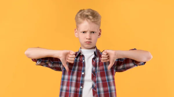 Grave adolescente mostrando los pulgares hacia abajo gesto — Foto de Stock