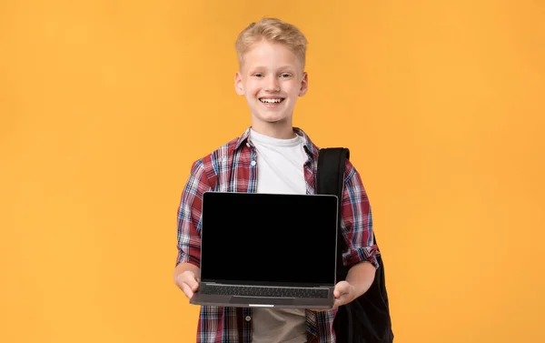 Escuela niño mostrando la pantalla del ordenador portátil en la cámara — Foto de Stock