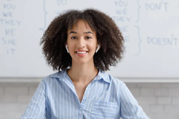 Lezione privata online. Sorridente ragazza africana americana in cuffie wireless — Foto Stock