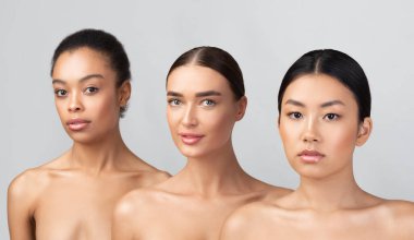 Üç Çekici Kadın Modeli Gri Arkaplan Üzerinde Üstsüz Poz Veriyor