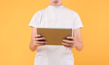 Stüdyoda dijital tablet kullanan tanınmayan bir çocuk