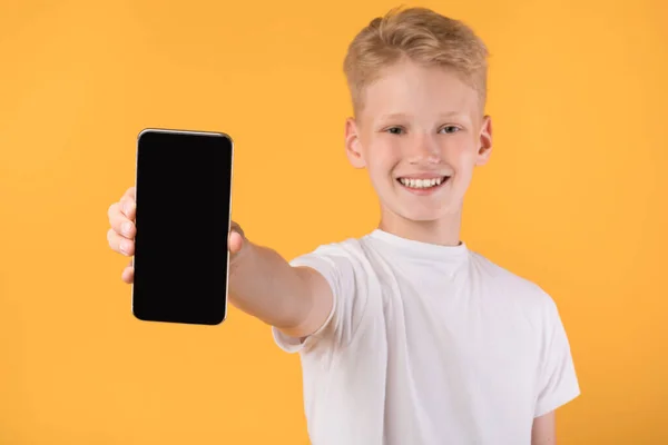 Хлопець показує чорний порожній екран мобільного телефону — стокове фото